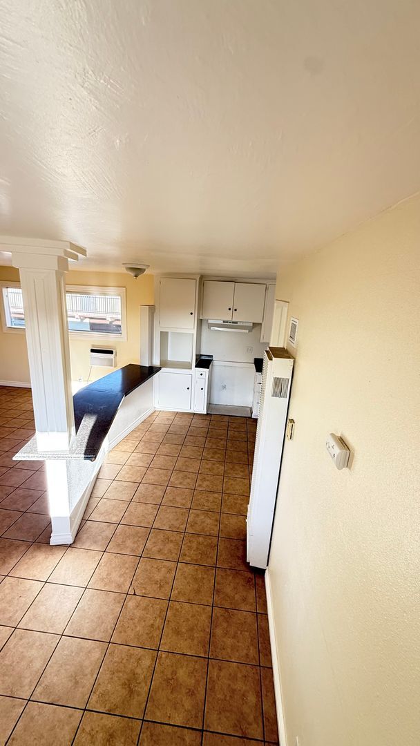 Building Photo - 1 MONTH FREE- 2 bedroom 1 bath unit available.