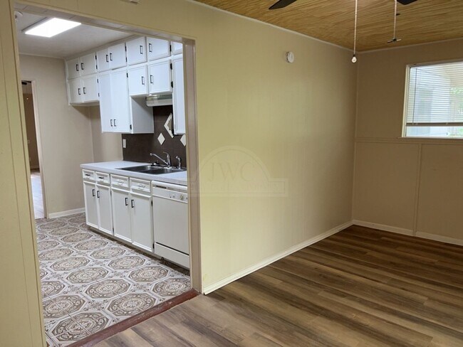 Building Photo - 1411 Camilla Rd