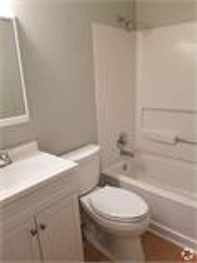 Building Photo - 2 bd 1 ba duplex in a Great Location