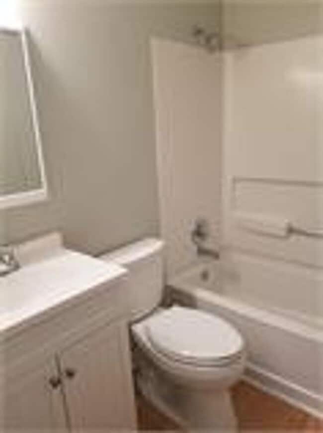 Building Photo - 2 bd 1 ba duplex in a Great Location