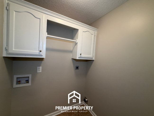 Building Photo - Bright 3BR/2BA Oakland Home w/ Vaulted Ceilings, Fireplace & Fenced Yard