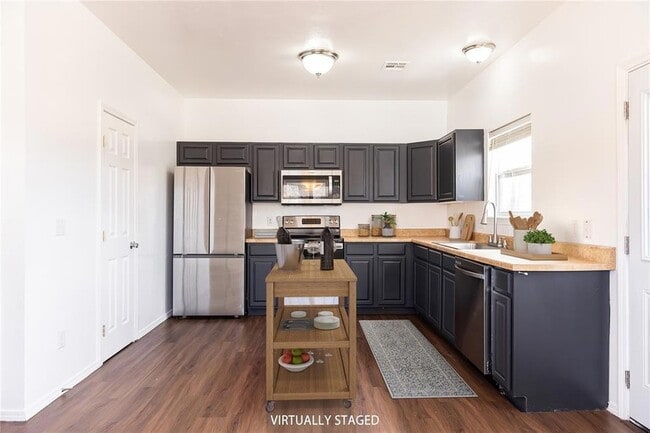 Building Photo - 915 E Perkins Ave