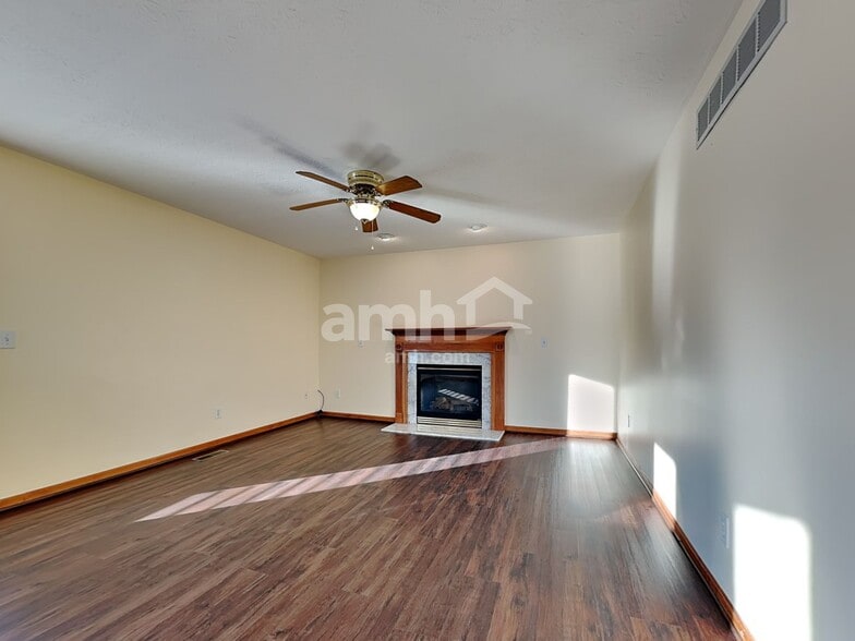 Building Photo - 6088 Lakewood Dr