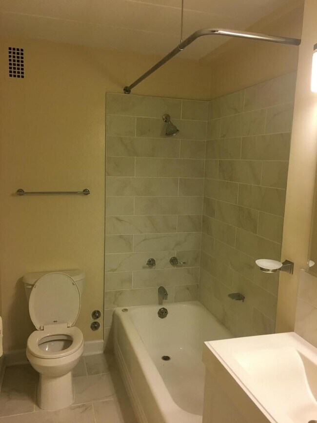 Building Photo - 6161 N Hoyne Ave