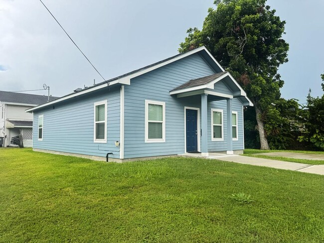 Building Photo - 1408 N De Leon St
