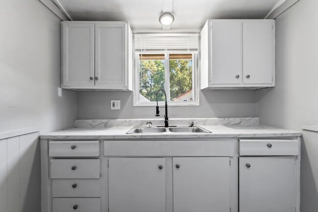 Building Photo - Affordable Comfort in Independence — 1-Bed...