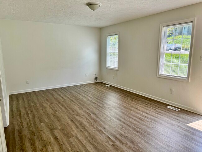 Large living room - 4907 Sycamore Pl