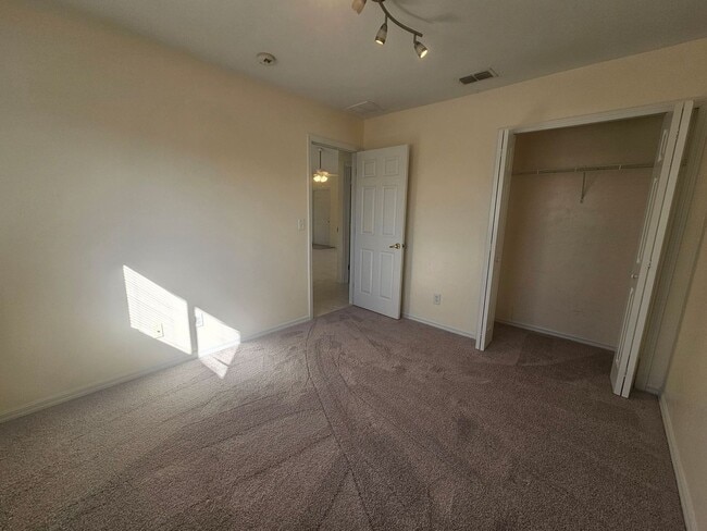 Building Photo - 3/2/2 Annual Rental Available!!