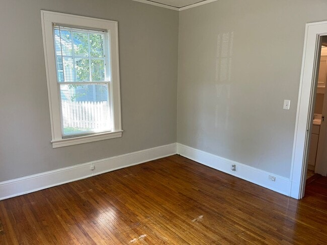 Building Photo - Adorable One Bedroom Apartment in Dilworth!