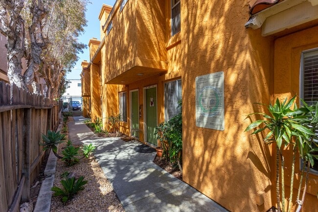 Building Photo - COMING SOON! 3BR Townhouse with Washer/Dry...