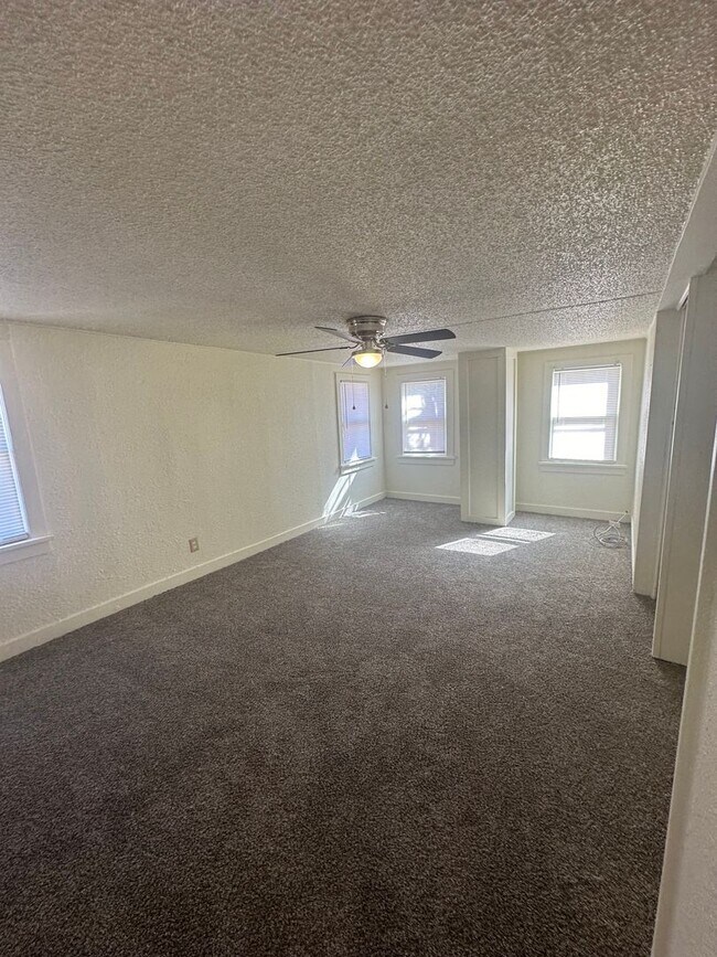 Building Photo - Spacious 4 Bedroom!