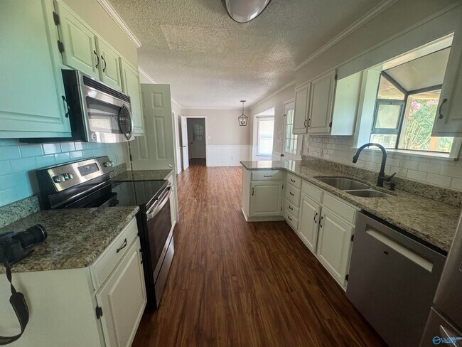 Building Photo - 915 Highland Dr
