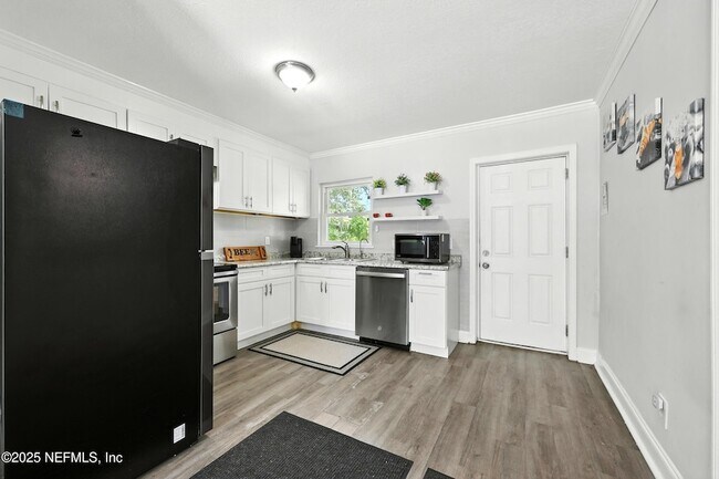 Building Photo - 355 Wildwood Ln
