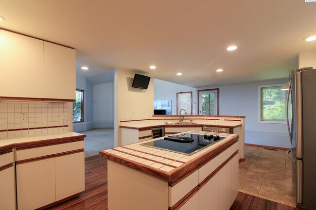 Building Photo - 4 Bed/2 Bath + an Office Richland House
