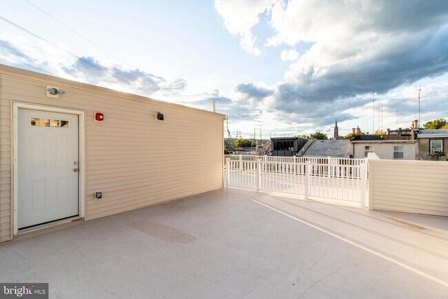 Building Photo - 124 Levering St