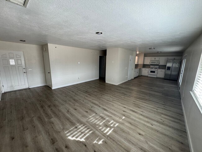 Building Photo - 2 bed/ 1 bath home / large yard / central located / Available Now!!