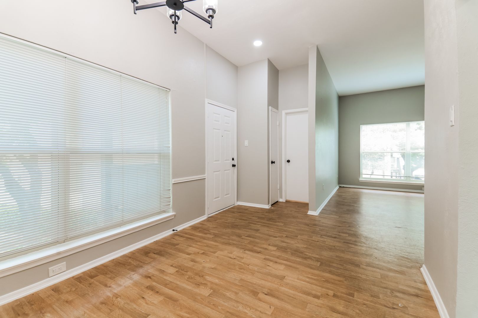 Building Photo - 10406 High Hollows Dr