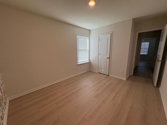 Building Photo - Pristine in Princeton!