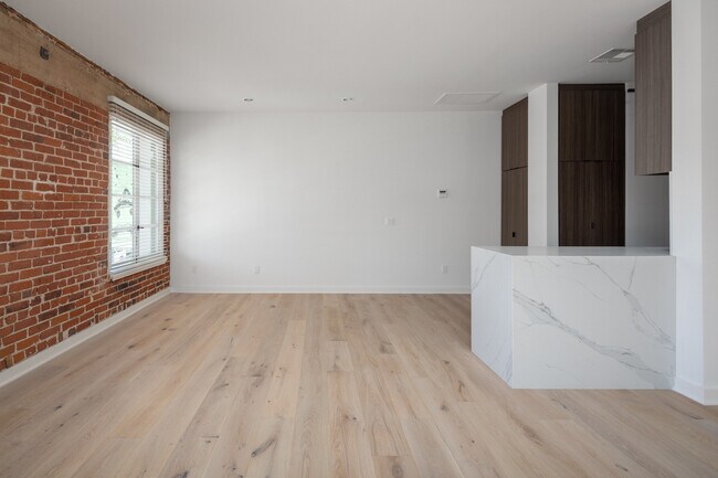 Primary Photo - 10910 Kinross Ave
