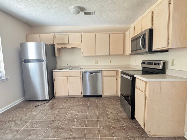 Building Photo - MOVE-IN READY! (Pet Friendly)