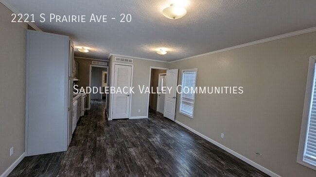 Building Photo - 2221 S Prairie Ave