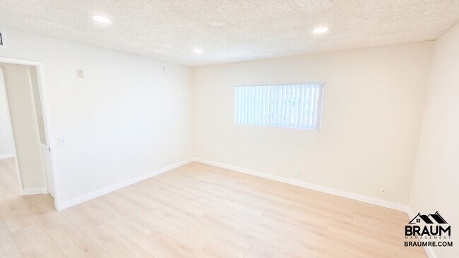 Building Photo - 2 BEDROOM  IN NOHO ARTS