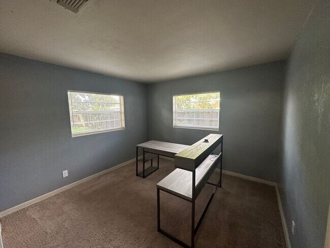 Building Photo - Beautiful 3 bedroom, 2 bath home located i...