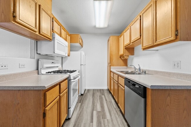 Building Photo - 2 Bedroom, 2 Bath Condo Near Nellis Air Fo...
