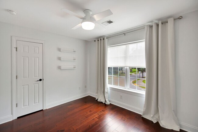 Building Photo - Unbeatable Location – Just 6 Minutes to Do...