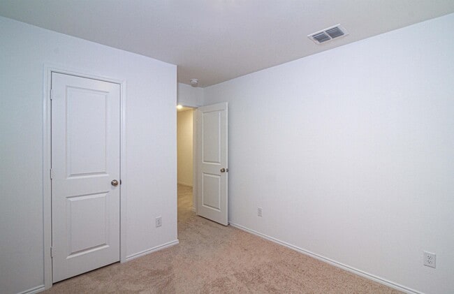 Building Photo - 404 Dewberry Dr