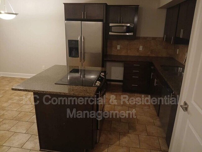 Building Photo - 530 W 10th St