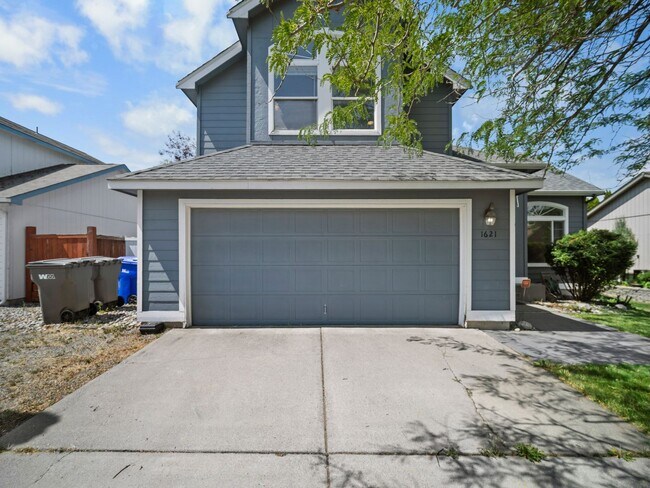 Building Photo - 4bedroom/3bath w/Garage/washer/dryer/fence...