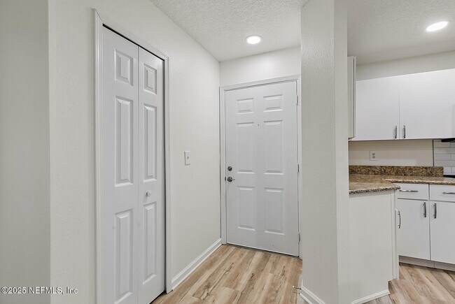 Building Photo - 900 Ironwood Dr