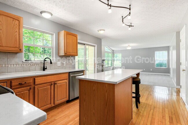 Building Photo - 5551 Ainsley Dr