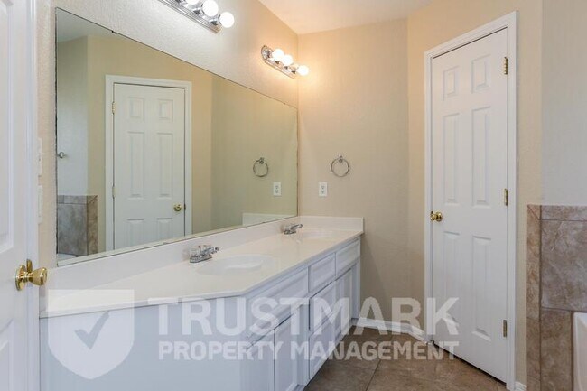 Building Photo - 4300 Capri Dr