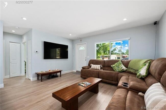 Building Photo - 356 Granada St