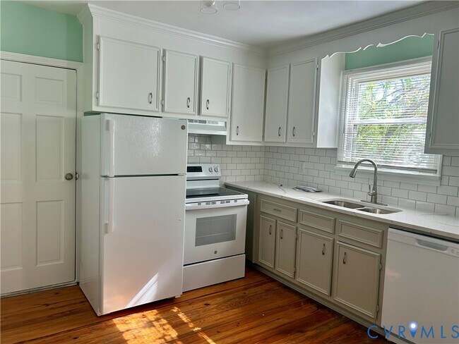 Building Photo - 314 Thompson St