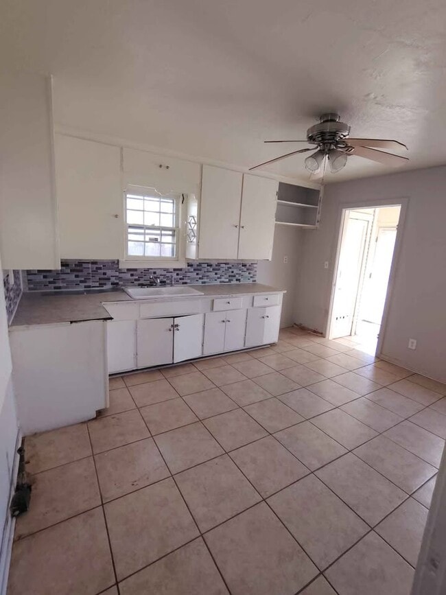 Building Photo - 207 E Chestnut Ave