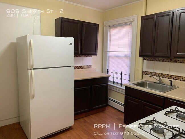 Building Photo - 909 S 17th St - 2 - 2 beds, 1 full bath