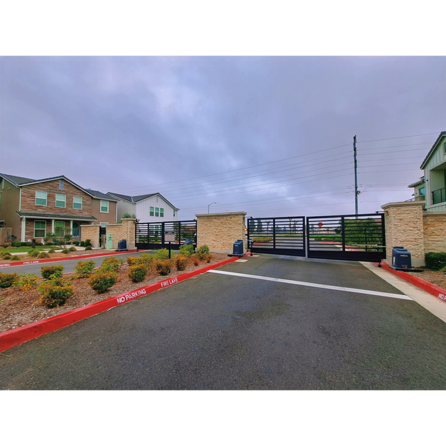 Building Photo - Fresno 3BR Pet-Friendly Townhouse with Community Amenities!