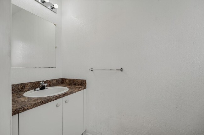 Building Photo - Beautiful 3-bedroom, 2.5-bath two-story townhouse in a well managed community