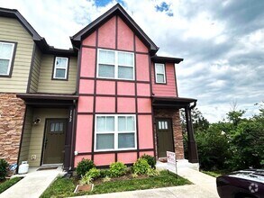 Building Photo - Nice 2 Bedroom 2.5 bath townhome with open...