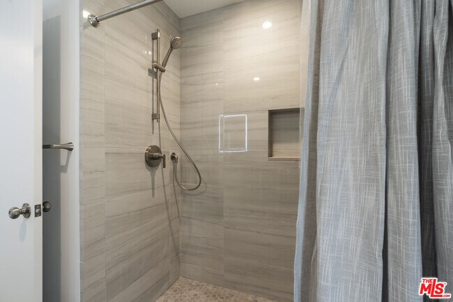 Building Photo - 3062 Arrowhead Dr