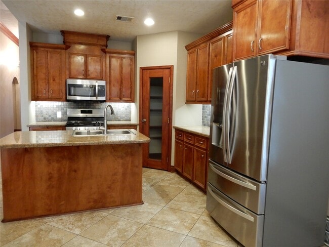 Building Photo - 13531 Russ Dr