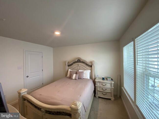 Building Photo - 7530 Daybreak Dr