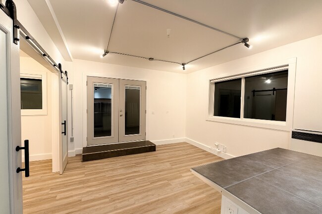 Building Photo - 592 Silva Ave