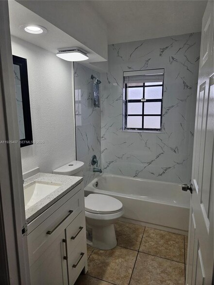 Building Photo - 4479 Oak Terrace Dr