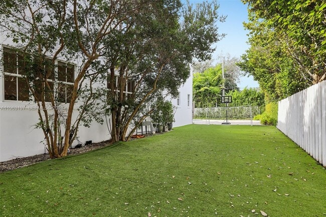 Building Photo - 7420 SW 54th Ct