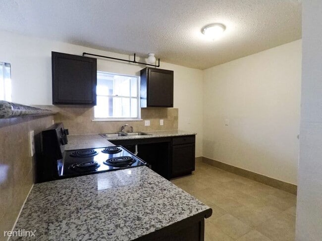 Building Photo - 2 br, 2 bath Townhome - 6603 Brittmoore Rd
