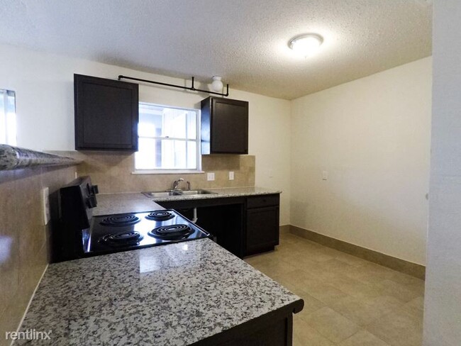 Building Photo - 2 br, 2 bath Townhome - 6609 Brittmoore Rd